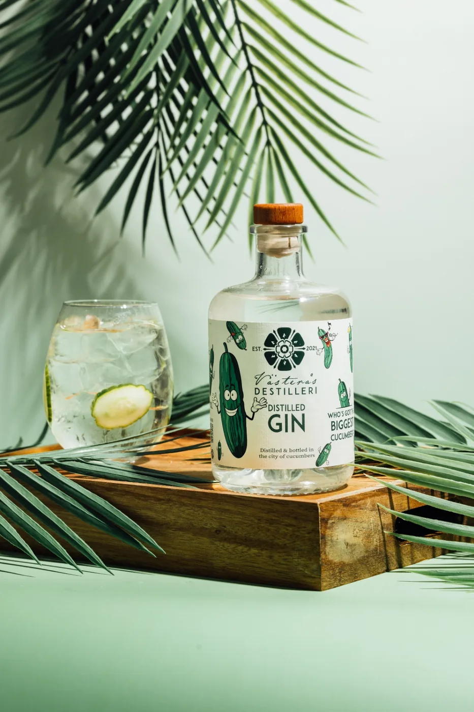 Distilled Gin på träbricka med palmblad och gin & tonic