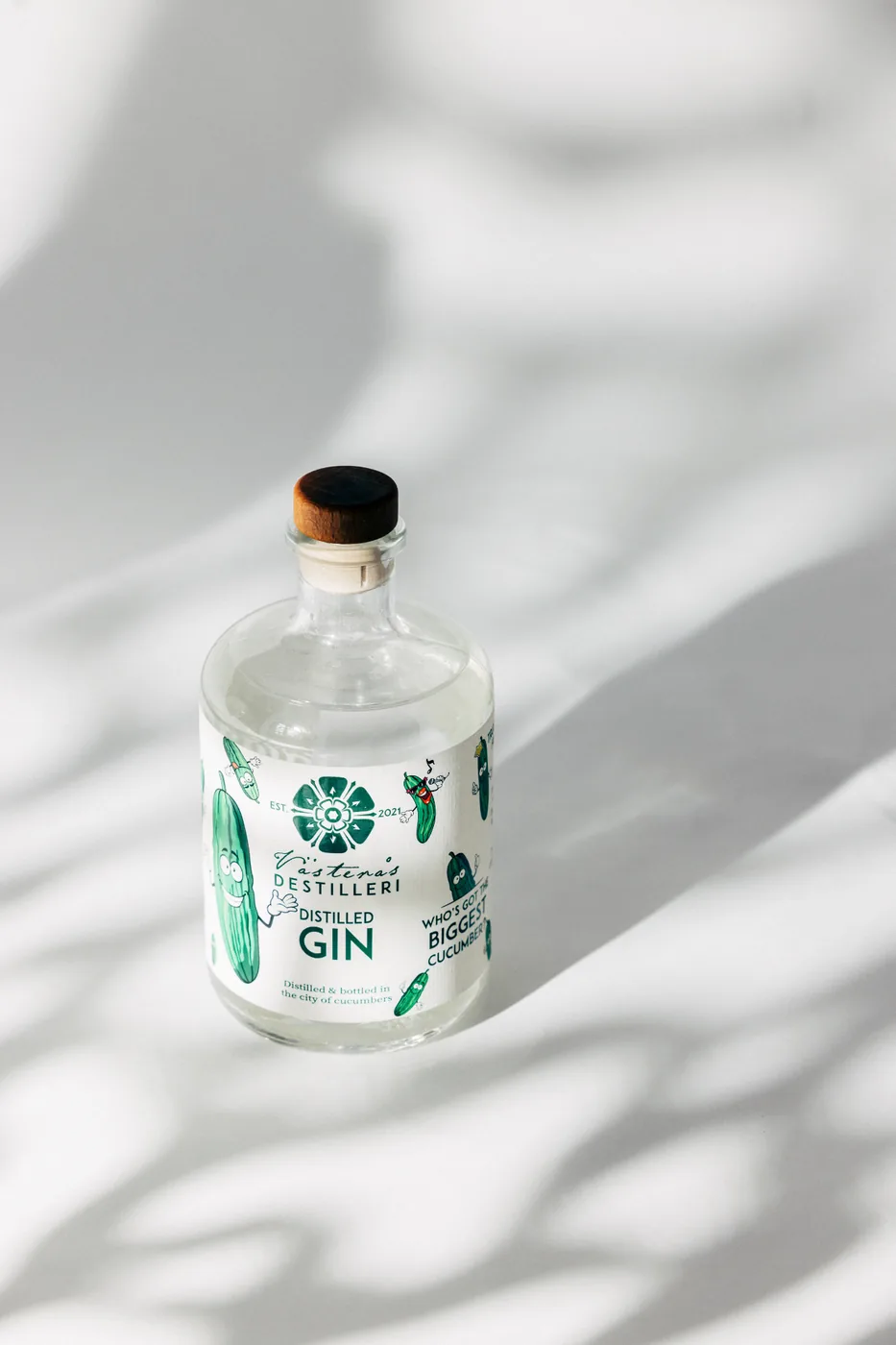 Västerås Distilled Gin fotograferad uppifrån i skuggspel