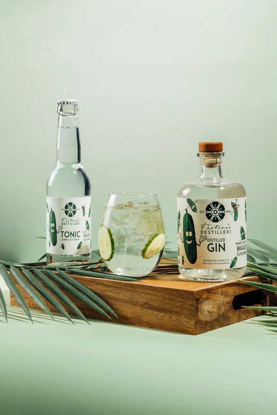 Distilled Gin och Tonic Gurka & Fläder på träbricka