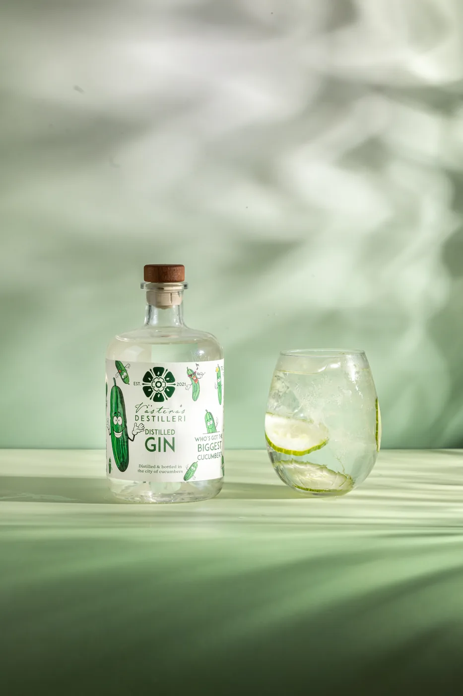 Västerås Distilled Gin med gin & tonic i glas mot grön bakgrund